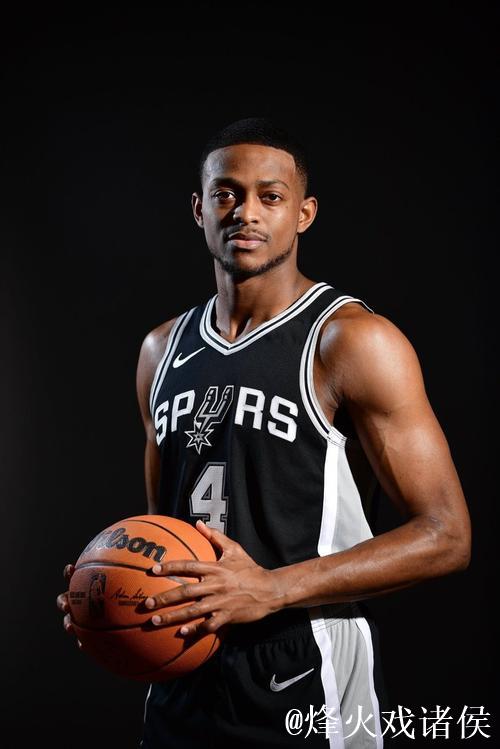 决赛前夜！马刺社媒发布福克斯现身球员训练照片