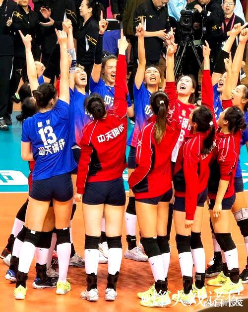 上海女排击败江苏队继续领跑排超联赛,榜首大战折射中国女排新老交替整体格局 上海女排击败江苏队继续领跑排超联赛,榜首大战折射中国女排新老交替整体格局